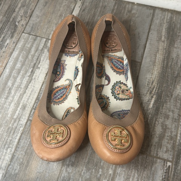 Tory Burch Beige Flats Paisley Lining with Gold Accent Size 8 - Picture 2 of 5